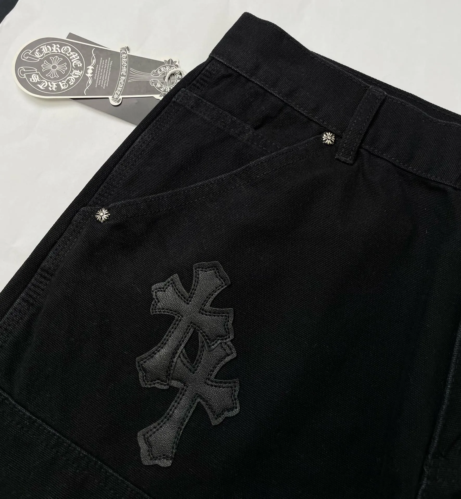 🅿️290 Correct version Item number: C02 Chrome Hearts CH double knee cross patch leather b01 version logging pants straight leg Sanskrit overalls, W level cabinet, patchwork cross pattern embellishment, high waist washed jeans! ! Absolutely high-end luxury products, 1.9W level god-level single products, super popular products, made with top heavy industry, a magic weapon that cannot be missed. About Zangyin, this is an extremely luxurious fashion brand, which can also be called the aristocrats of the high street. It has always been an exclusive brand for some hipsters or rich second generation. Compared with ordinary high streets, it is more luxurious and noble. Compared with luxury brands, it has a more fashionable personality and has always been a brand that I have a special liking for. Imported yarn is custom-woven into a high-density twill canvas, which ensures a crisp silhouette and a very delicate hand feel. It follows the B01 classic silhouette, with a crisp and stylish upper body. The ready-made garments are stone-milled and fermented, so they can be matched with any style. Buttons and zippers are made of authentic YKK retro metal products. Double-layer canvas on the front knees has perfect details. All hardware is customized.  Color #Black Size #S-XL S Waist 77 Hips 102 Length 102 Opening 20 M Waist 81 Hips 106 Length 104 Opening 21 L Waist 85 Hips 110 Length 106 Opening 21.5 xL Waist 90 Hips 114 Length 108 Opening 22